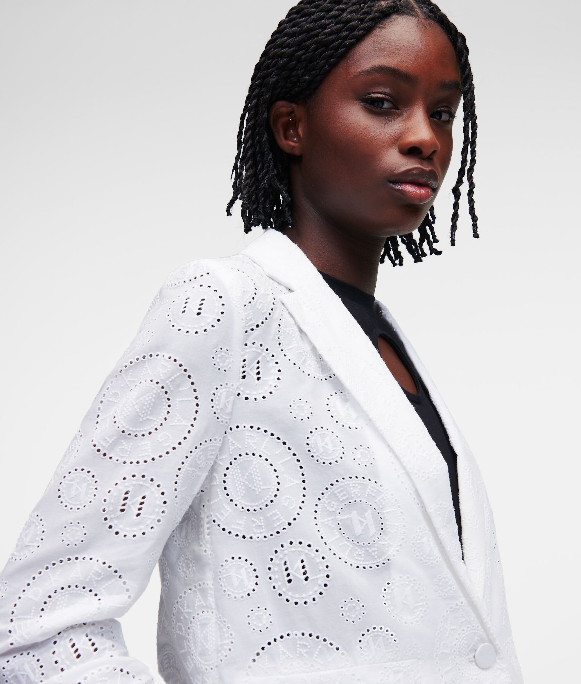 (image for) Unbeatable BRODERIE ANGLAISE CROPPED BLAZER